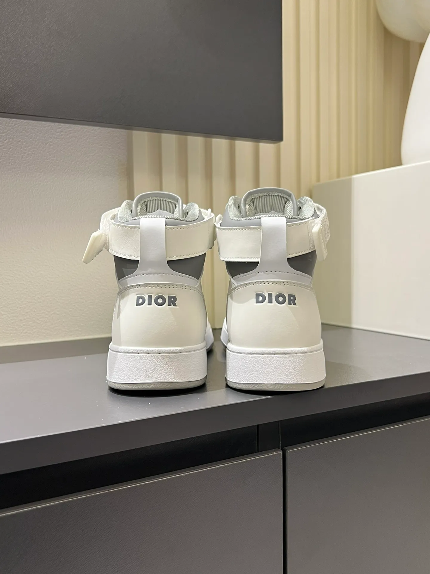 Men's shoes 💰p460 "Dio*" mid-top B27 casual sneakers. This B27 high-top sneaker is a new product in the series and continues Di*r's classic style. Crafted from gray and white smooth calf leather with beige and black Oblique print panels on the sides. The "CD Icon" shaped shoelace eyelets are clever and delicate, and the two-color rubber sole, rear collar and heel are all equipped with the brand's iconic details to enhance the style. Oblique printed straps at the ankle allow for an adjustable fit to complement the overall design. Fashionable and versatile, it can complement any look. Create an exquisite design with unique dynamic vitality and modern atmosphere, presented in low-top and high-top styles. This new must-have shoe adds a new dimension to Dior's archive heritage, embodying modern elegance. Purchase the original version and make it 1:1. If you need top quality, please come to me! Male 38-44!